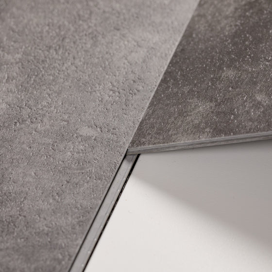 Dalle PVC clipsable béton indus gris moyen - 940x470x6mm — vue 3