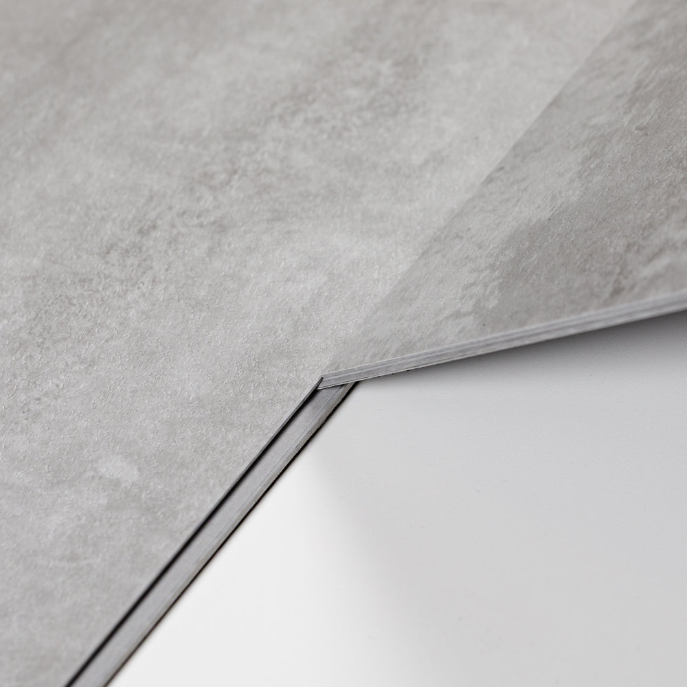 Sol PVC-SPC clipsable imitation carrelage gris clair béton indus - 940 x 470 × 6.0mm sous-couche intégrée (SPC105)