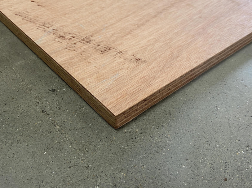 Contreplaqué okoumé - 2500 x 1220 x 08 mm (défaut visuel)
