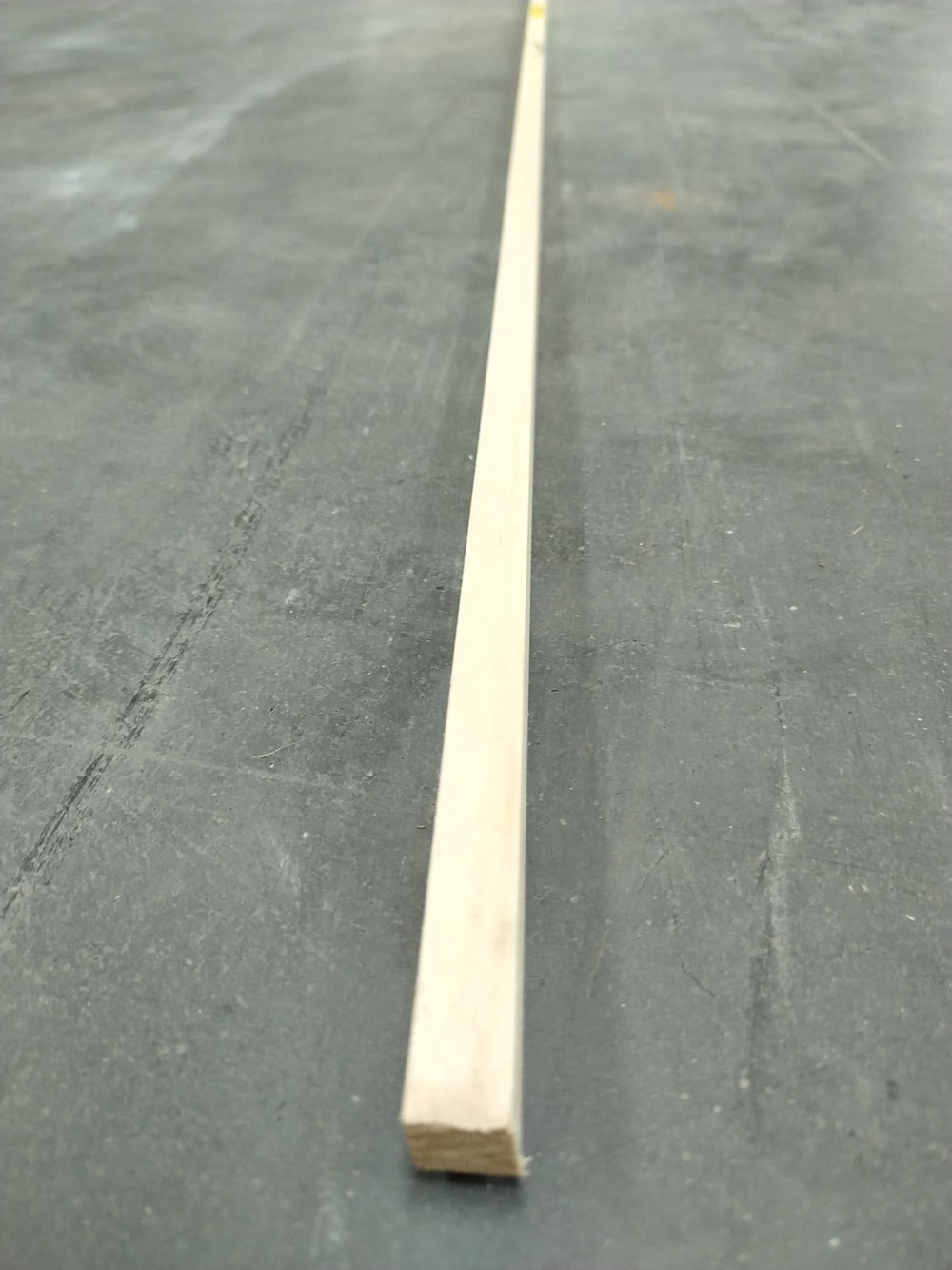 Carrelet bois exotique blanc - 12 x 12 mm - L=2,4m