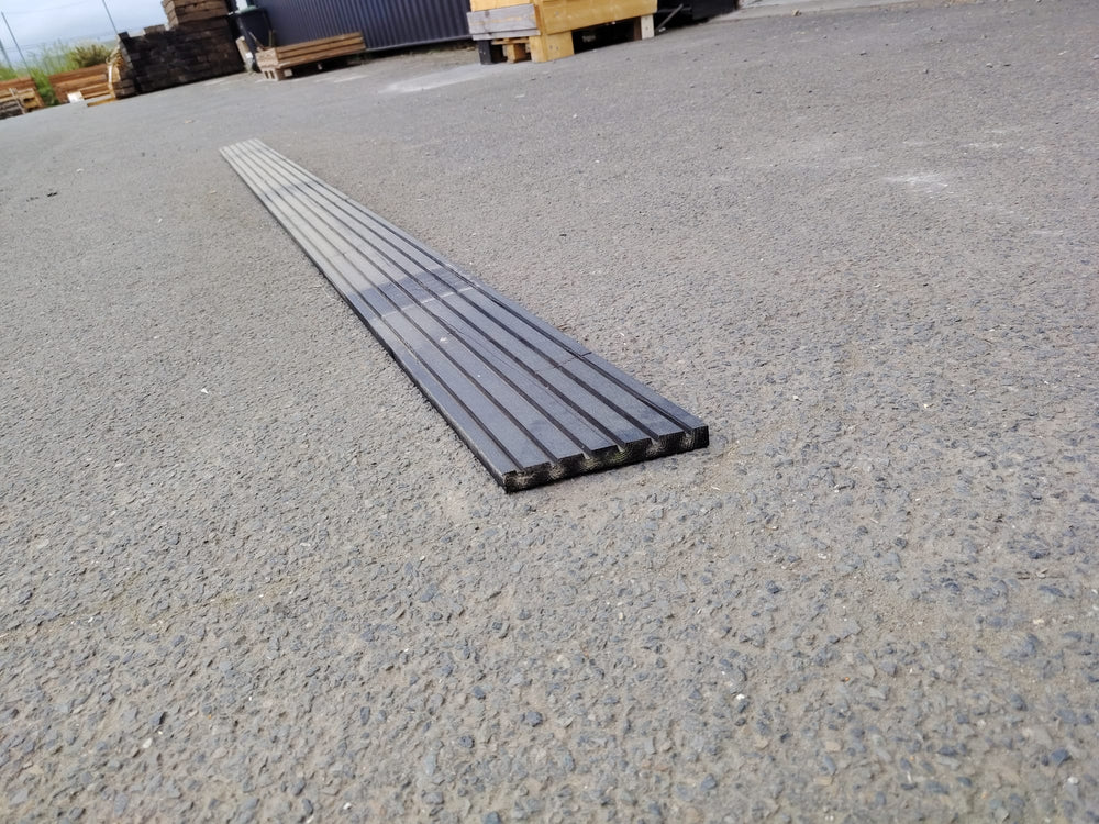 Planche épicéa non traité Noir - Brut de sciage - 18x150 - L=3m