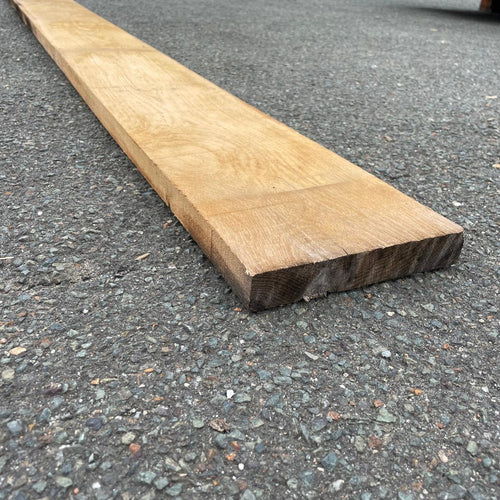 Planche de chêne brut épaisseur 25 mm, gros plan sur le chant