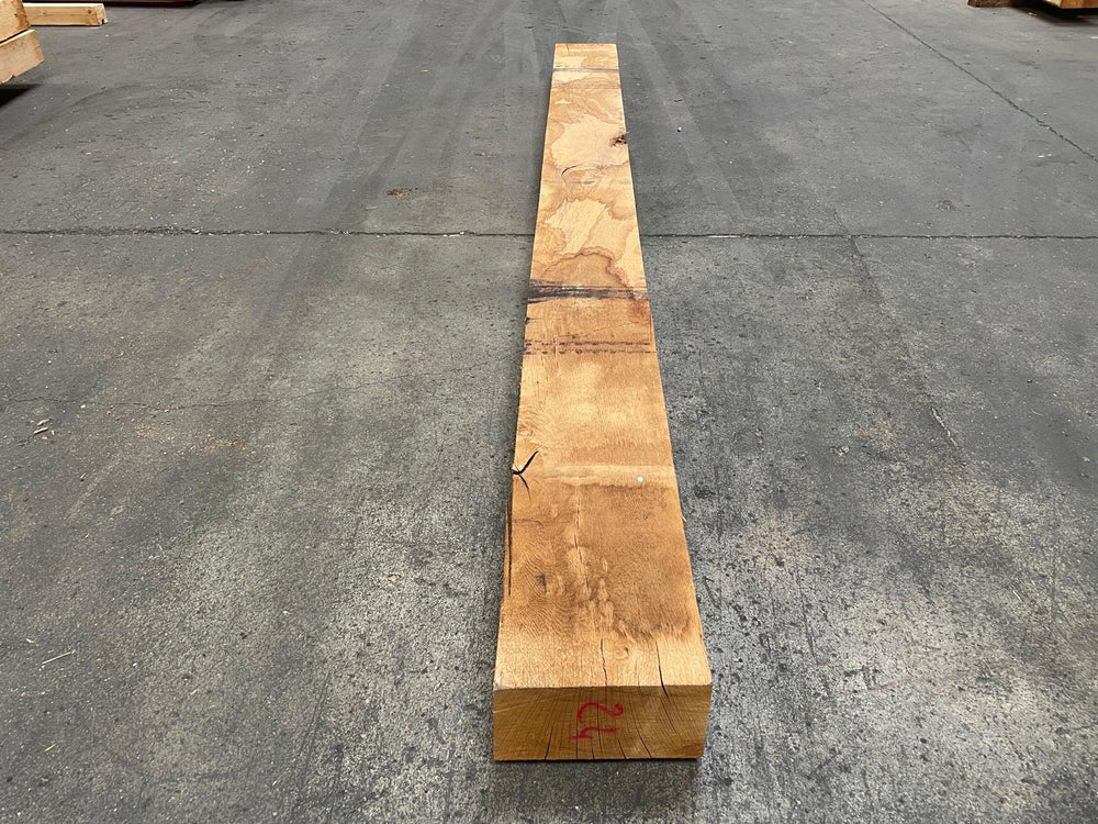 Traverse paysagère en chêne 100 x 200 mm, longueur 1,8 m, posée au sol, vue de face