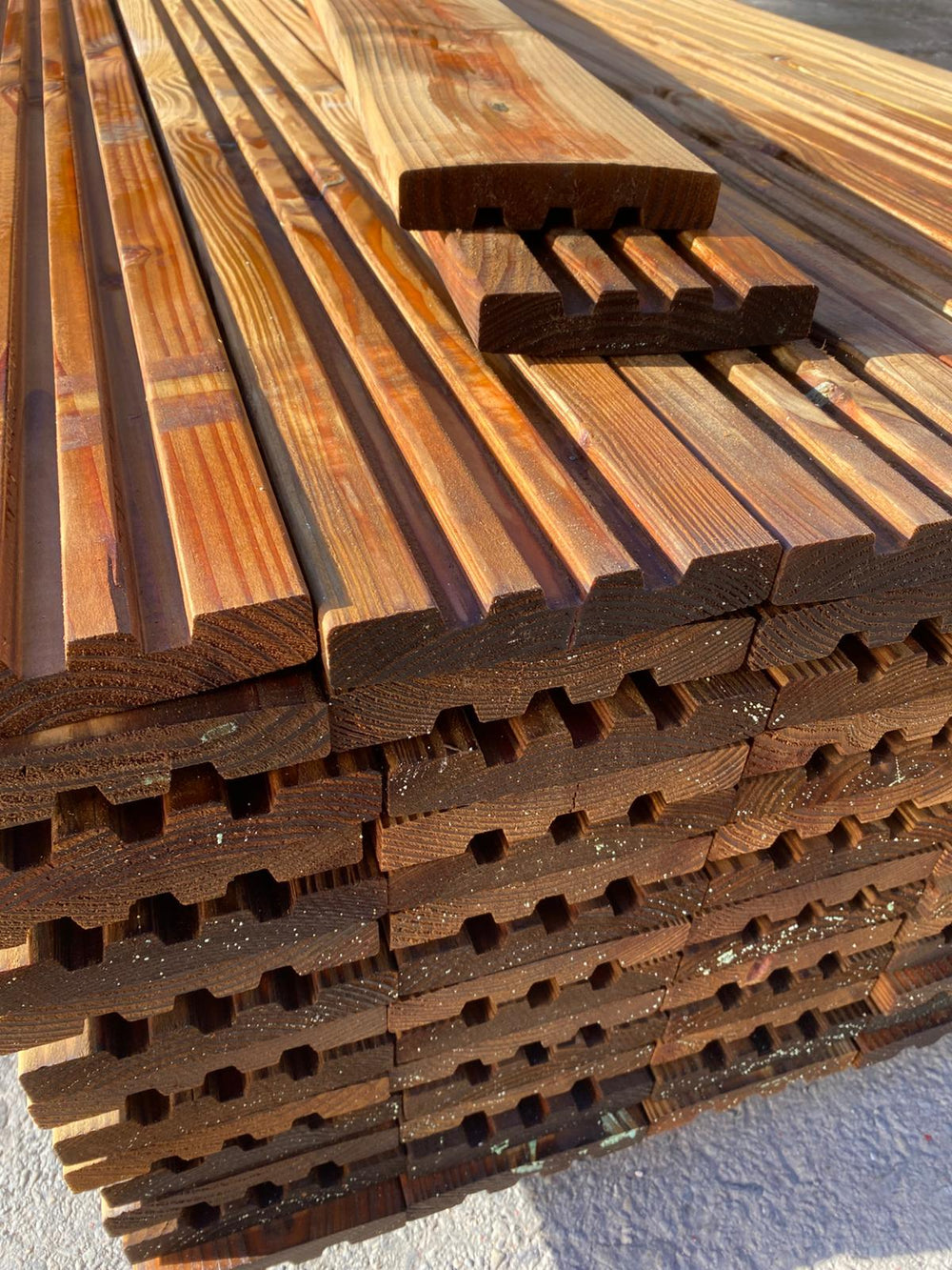 Lame de terrasse douglas marron classe 3 - 28x145 - L=4m (profil Catalina)