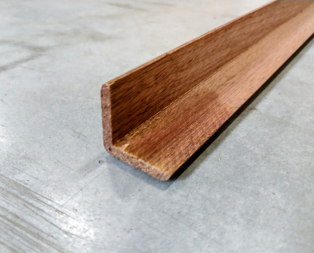 Baguette d'angle - Bois exotique rouge - 33x33x2400