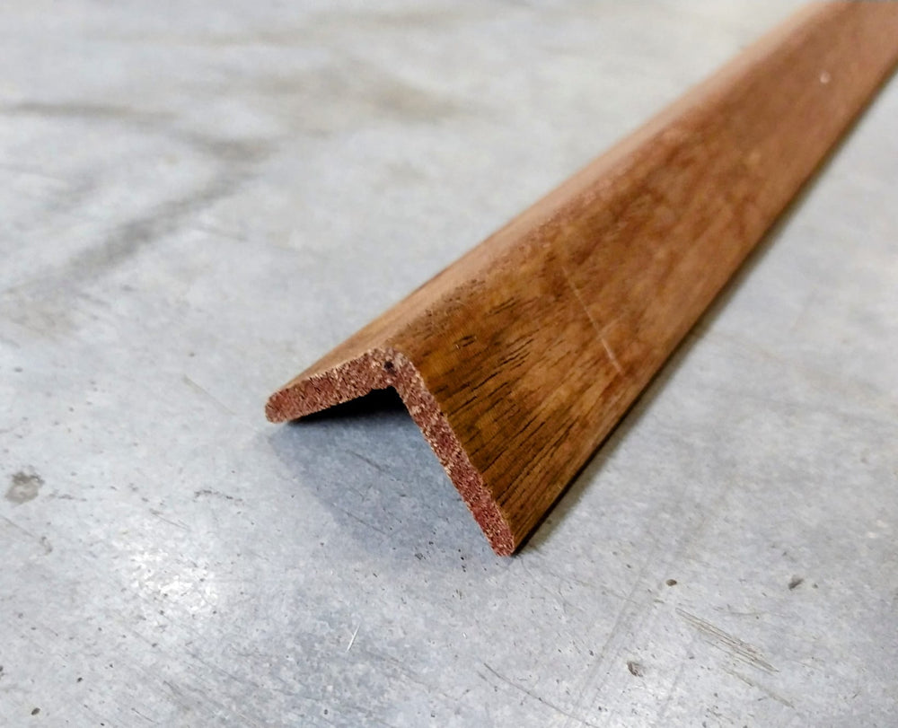 Baguette d'angle - Bois exotique rouge - 33x33x2400