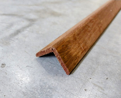 Baguette d'angle - Bois exotique rouge - 33x33x2400