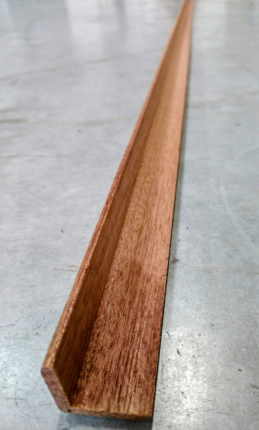 Baguette d'angle - Bois exotique rouge - 33x33x2400