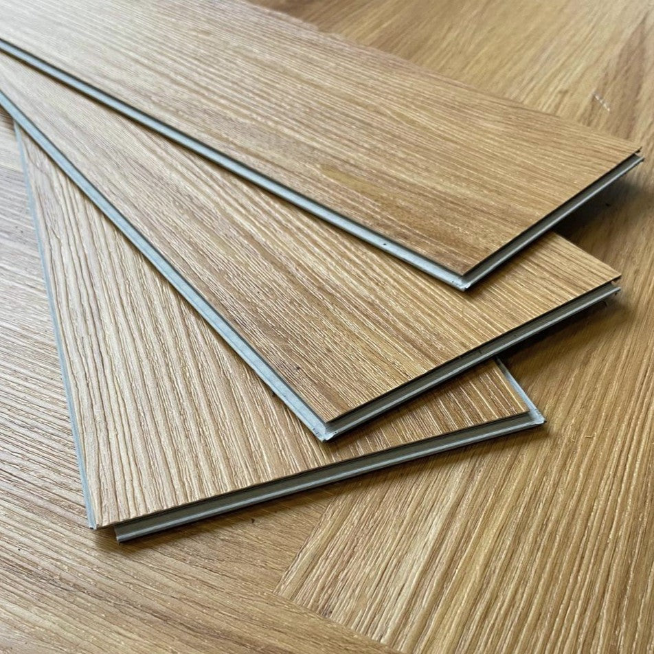 Sol PVC-SPC Baton Rompu Chene chaleureux Herewin usage résidentiel 640 x 128 × 5mm sous-couche intégrée