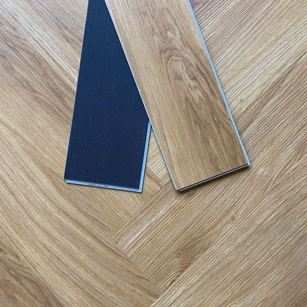 Sol PVC-SPC Baton Rompu Chene chaleureux Herewin usage résidentiel 640 x 128 × 5mm sous-couche intégrée