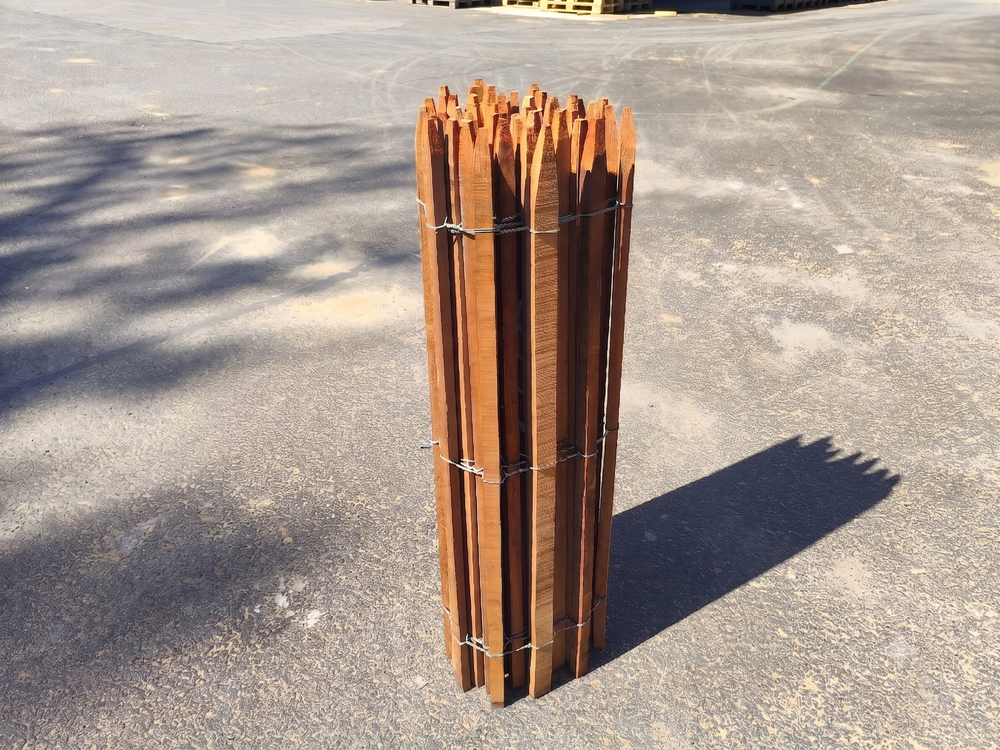 Ganivelle bois massif bois exotique rouge - hauteur 120 cm - L=5m - appointée (ecart 6/7 cm)