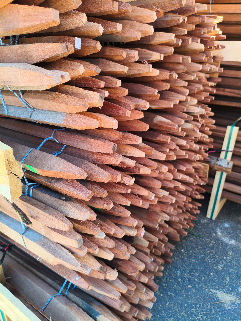 Ganivelle bois massif bois exotique rouge - hauteur 120 cm - L=5m - appointée (ecart 6/7 cm)